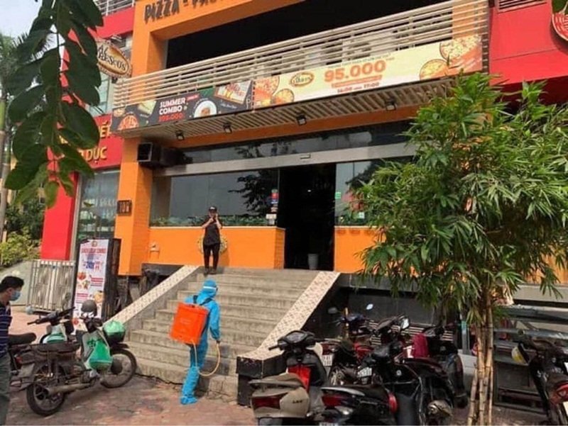 Ngày 28/7, người này đến khám tại Bệnh viện Bệnh Nhiệt đới Trung ương và được hướng dẫn nhập viện cách ly. Kết quả xét nghiệm lần 1 cho thấy nam nhân viên này dương tính với SARS-CoV-2.