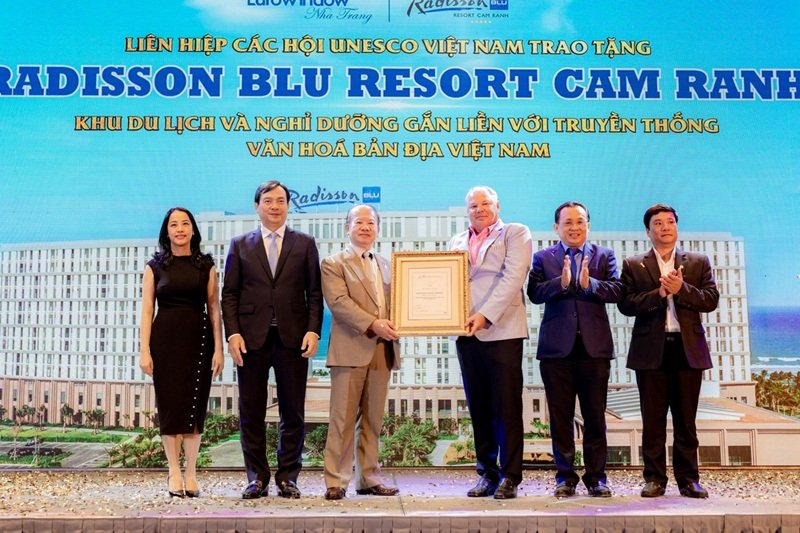Radisson Blu Resort Cam Ranh được Liên hiệp các hội UNESCO Việt Nam công nhận là “Khu Du lịch và nghỉ dưỡng gắn liền với truyền thống văn hóa bản địa Việt Nam”.