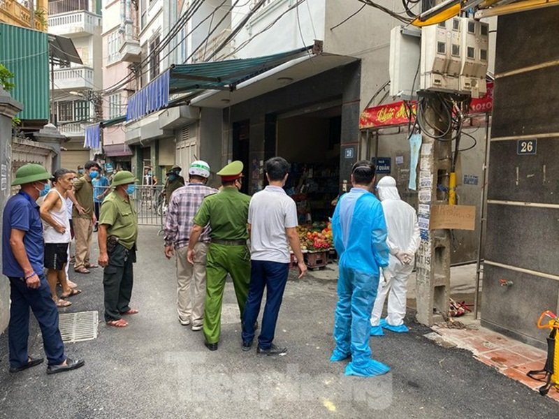 Cơ quan chức năng phong tỏa khu vực có người nghi nhiễm tai ngõ 230/26 Mễ Trì Thượng, phường Mễ Trì. (Ảnh: Tiền Phong).