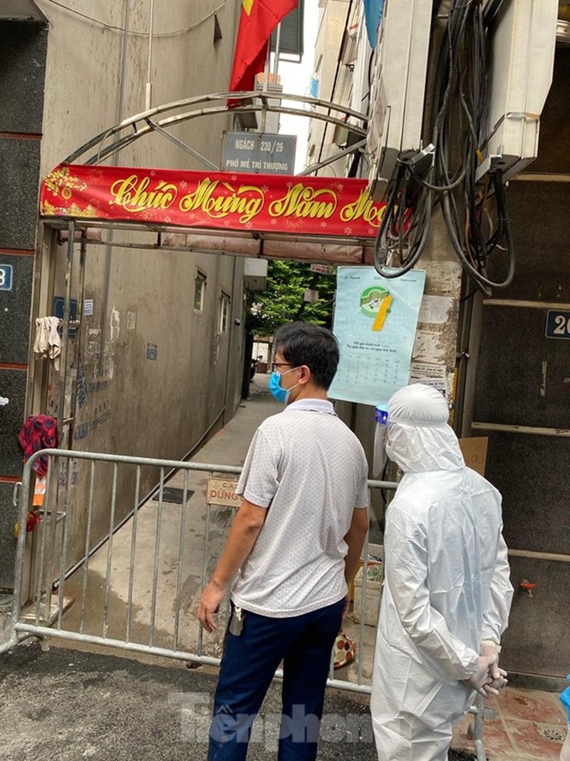 Khu vực dân cư phố Mễ Trì Thượng bị phong tỏa do nghi có ca nhiễm Covid-19. (Ảnh: Tiền Phong).