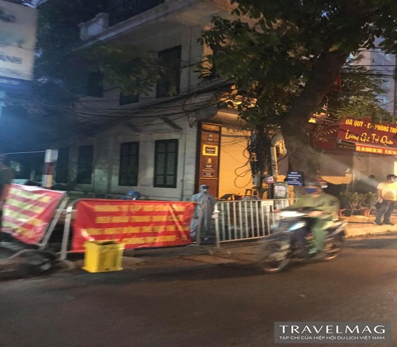 Đến tối cùng ngày lực lượng phun khử trùng vẫn có mặt tại đây. (Ảnh: travelmag.vn).