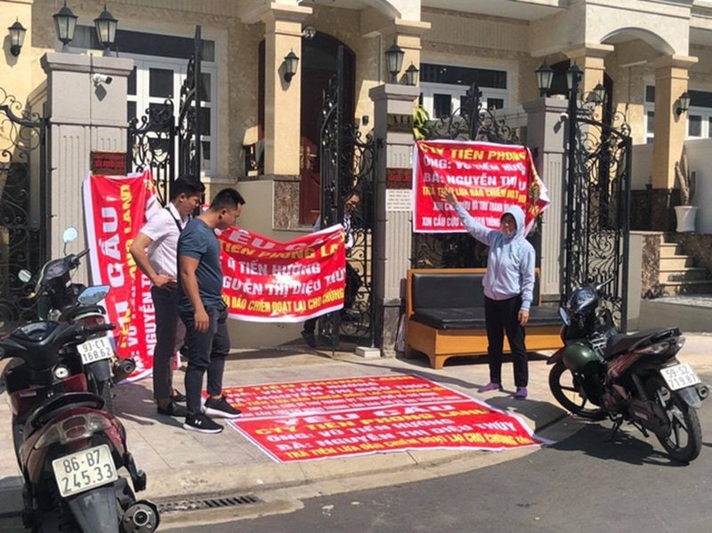 Khách hàng căng băng rôn tố Công ty của Thúy lừa đảo. (Ảnh: Cafef).