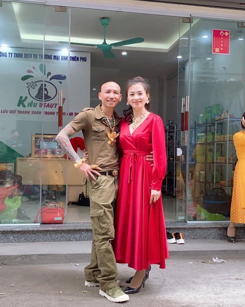 Vợ chồng Phú Lê.
