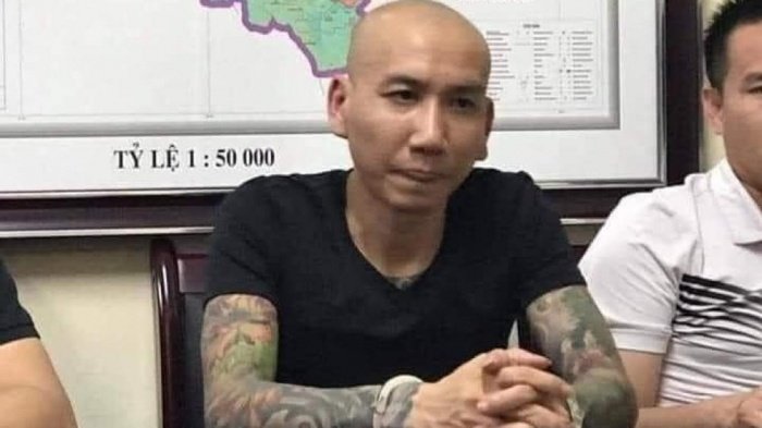 Phú Lê tại cơ quan Công an.