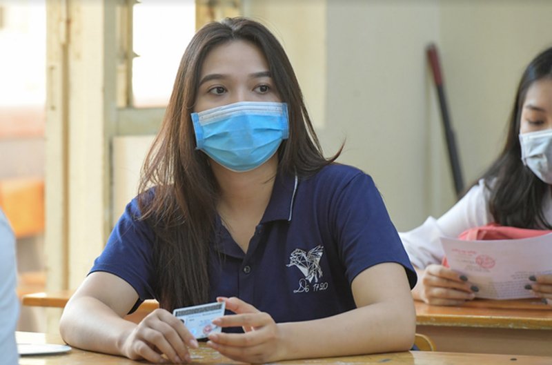 Thí sinh trong buổi làm thủ tục dự thi tốt nghiệp THPT tại điểm thi THPT Việt Đức, Hà Nội. (Ảnh: Dân Trí).