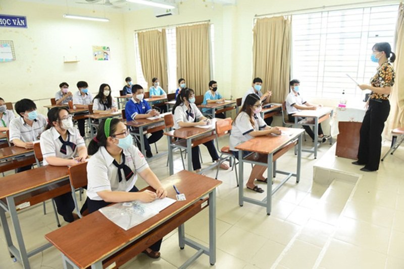 Các thí sinh được bố trí ngồi đảm bảo khoảng cách nghe giám thị phổ biến. (Ảnh: Tuổi Trẻ).