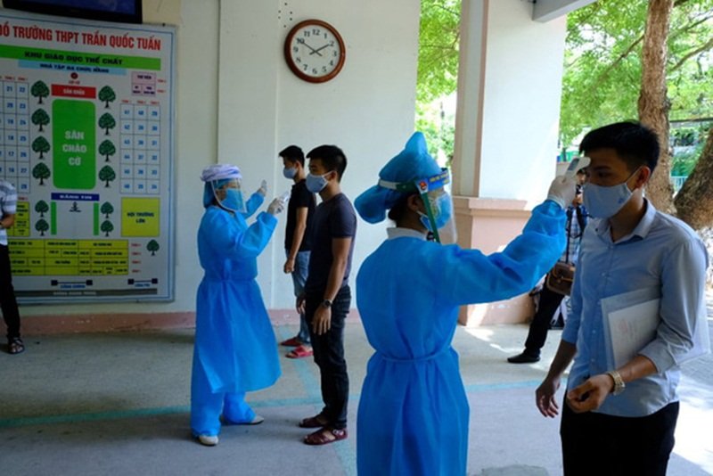 Thí sinh sát khuẩn, đo thân nhiệt trước khi vào điểm thi trường THPT Trần Quốc Tuấn - TP Quảng Ngãi. (Ảnh: Trần Mai/ Tuổi Trẻ).