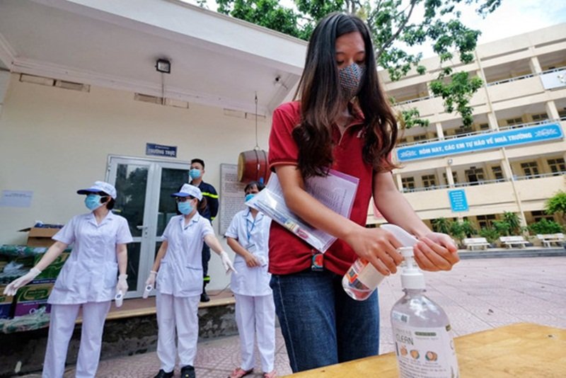 Các thí sinh được yêu cầu sát khuẩn tay khi ra vào điểm thi. (Ảnh: Tuổi Trẻ).