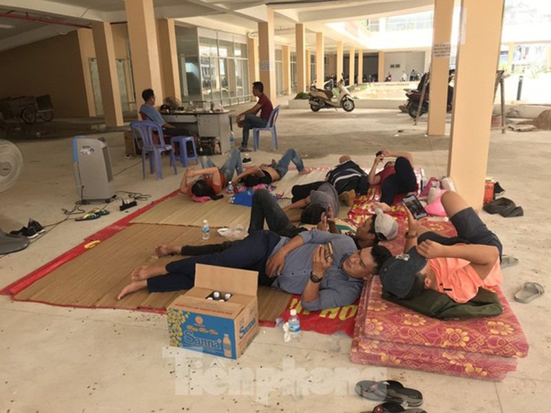 Người dân kéo đến 