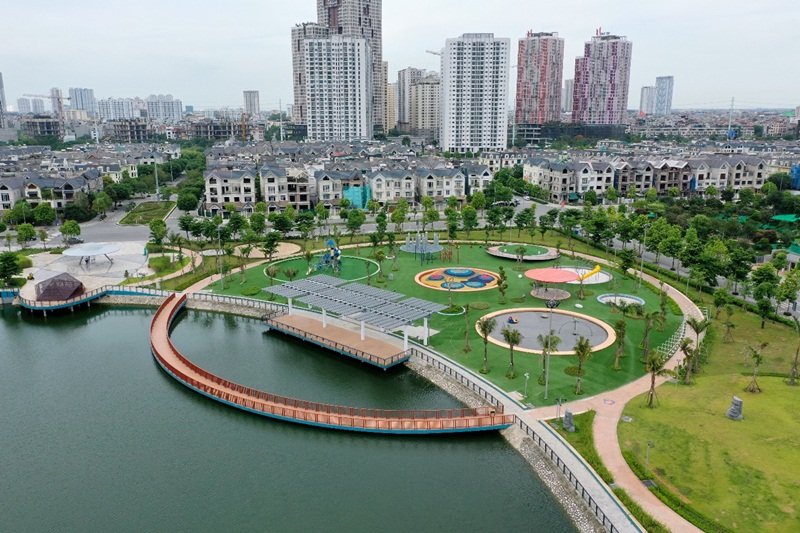 Không gian lý tưởng cho cả gia đình bên Hồ điều hòa với Khu vui chơi trẻ em, chòi ngắm cảnh, đường dạo trên hồ, bãi cỏ picnic.