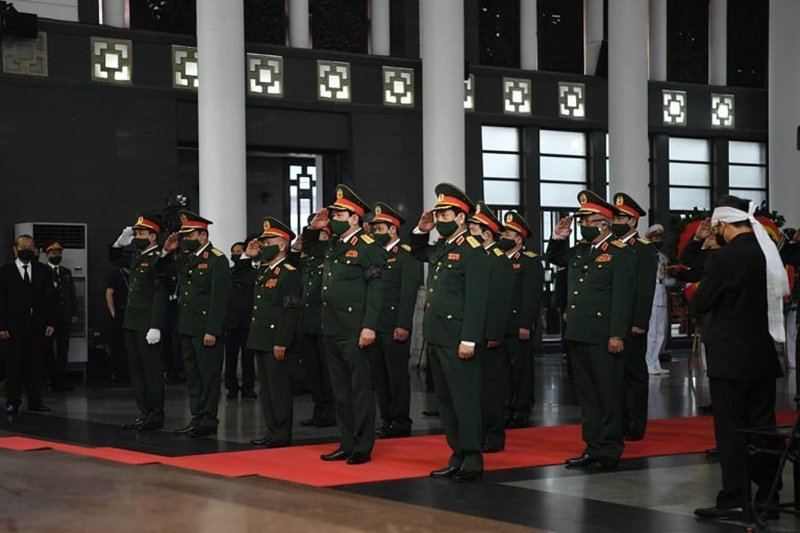Đoàn Quân ủy Trung ương và Bộ Quốc phòng do Đại tướng Lương Cường, Bí thư Ban Chấp hành Trung ương, Ủy viên Thường vụ Quân ủy Trung ương, Chủ nhiệm Ủy ban Kiểm tra Quân ủy Trung ương, Chủ nhiệm Tổng cục Chính trị QĐND Việt Nam làm Trưởng đoàn vào viếng. (Ảnh: VOV.VN).