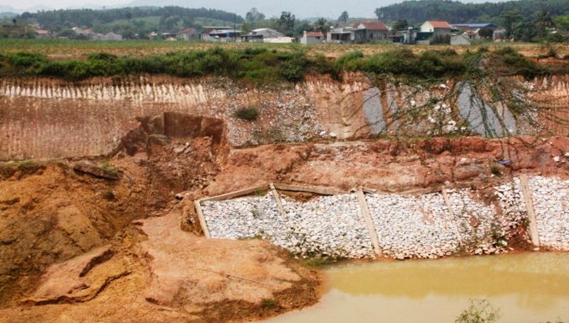 Mặc dù chưa đưa vào sử dụng nhưng nhiều vị trí tại kênh tưới tiêu Châu Bình đang bị sạt lở, nứt toác nghiêm trọng. (Ảnh: Tuổi Trẻ).