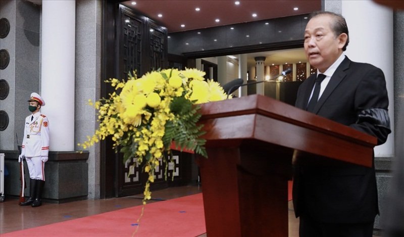 Phó Thủ tướng Thường trực Chính phủ Trương Hoà Bình - Trưởng Ban Tổ chức Lễ tang thông báo lễ viếng nguyên Tổng bí thư Lê Khả Phiêu. (Ảnh: Lao Động).