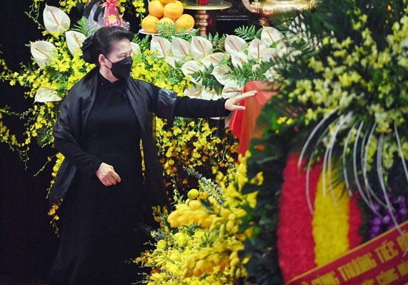 Chủ tịch Quốc hội Nguyễn Thị Kim Ngân viếng nguyên Tổng bí thư Lê Khả Phiêu. (Ảnh: Zing.vn).