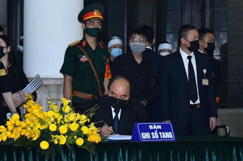 Ghi sổ tang, Thủ tướng Nguyễn Xuân Phúc viết: “Đồng chí mất đi là một tổn thất to lớn với gia đình, bạn bè, đồng chí, đồng đội và nhân dân. Noi gương đồng chí, chúng tôi tay nắm chặt tay, ra sức phấn đấu xây dựng đất nước ngày một giàu mạnh, văn minh. Xin vĩnh biệt người người anh, người đồng chí kính mến. Mong anh an nghỉ nơi cao xanh!”. (Ảnh: Dân Trí).