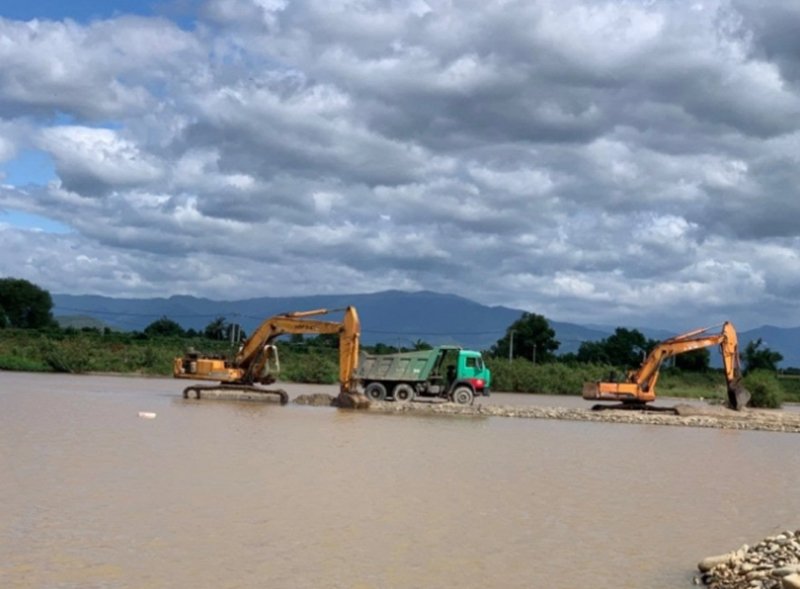 Khai thác cát sỏi trên sông Dinh. (Ảnh: TNMT).