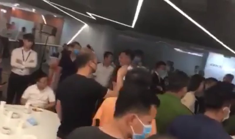 Công an đến làm việc. (Ảnh: Cắt từ clip).