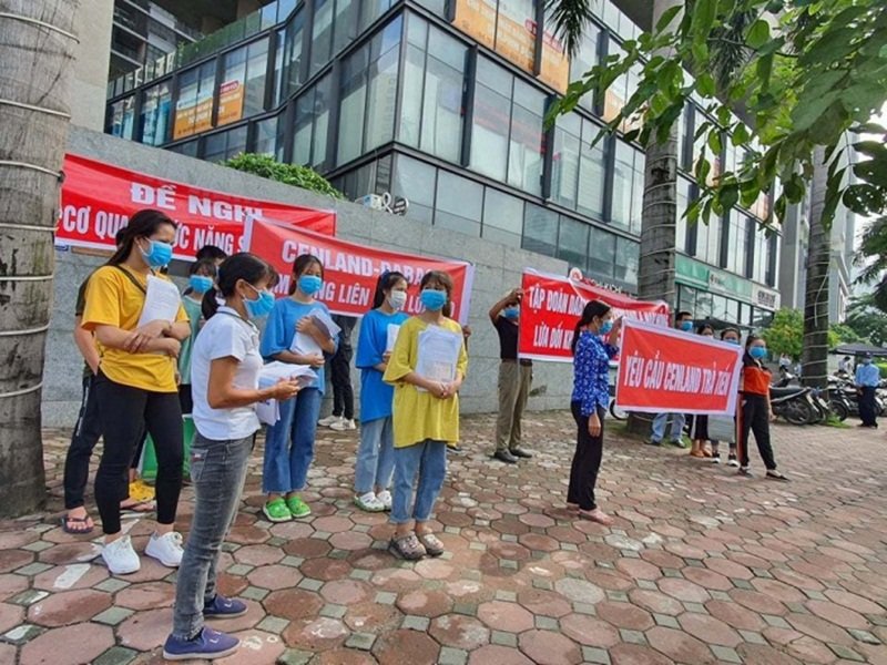 Hàng chục người căng băng rôn đòi tiền Cen Land.