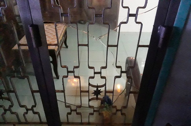 Cửa kính của gia đình anh T.. bị hư hại. (Ảnh: Tuổi Trẻ).