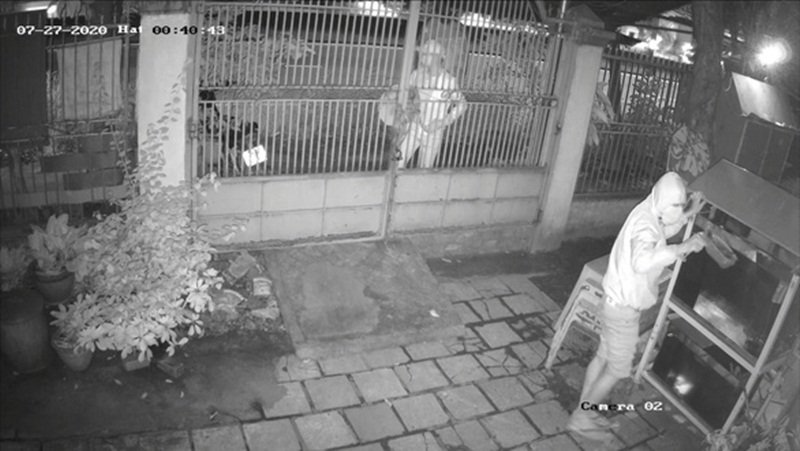 Camera ghi lại hình tên trộm bắt cá cảnh. (Ảnh: Cắt từ clip).