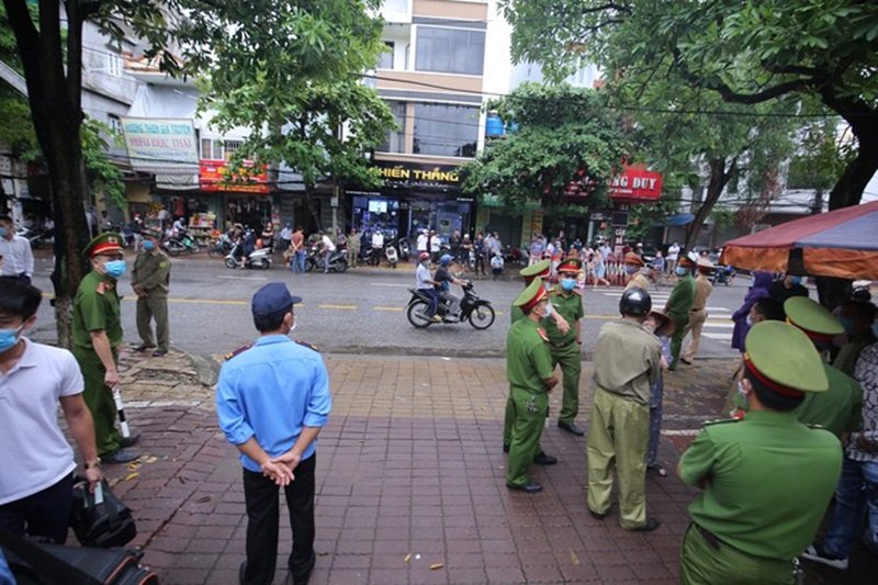 An ninh thắt chặt tại phiên tòa xét xử Đường Nhuệ. (Ảnh: Thanh Niên).