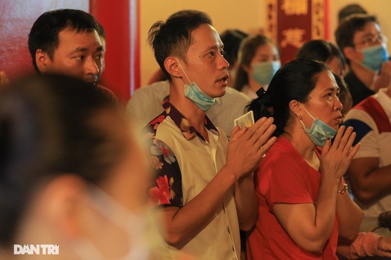 Nhiều người lễ bái không đeo khẩu trang. (Ảnh: Dân Trí).