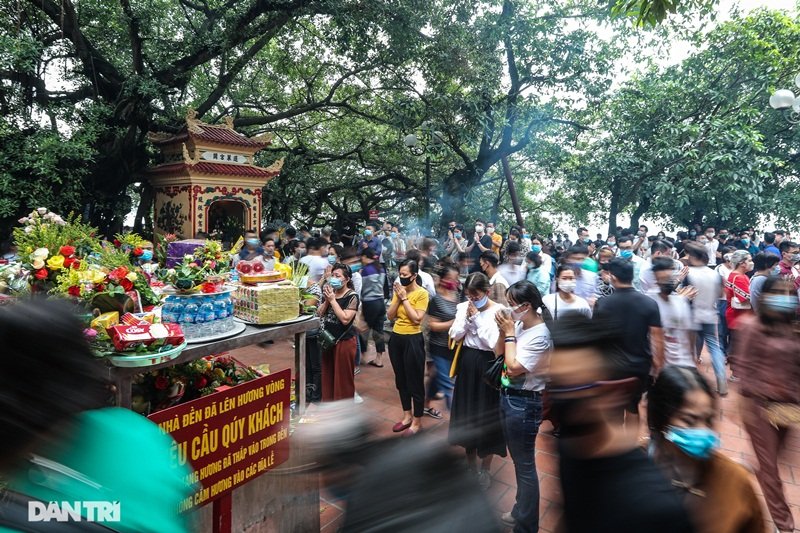 Biển người chen nhau đi lễ ở Phủ Tây Hồ bất chấp yêu cầu phòng chống dịch Covid-19. (Ảnh: Dân Trí).