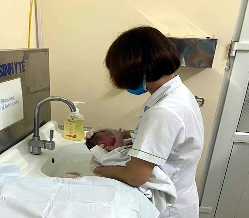 Cháu bé được đưa đến cơ sở y tế để chăm sóc.