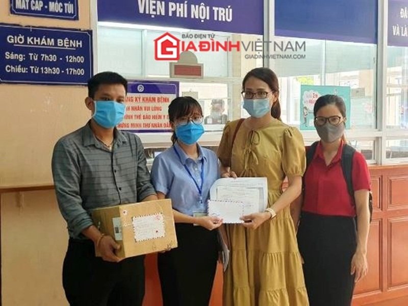 Đại diện nhóm thiện nguyện trao số tiền 50 triệu đồng cùng với sữa cho cháu Nguyễn Phúc Đạt tại Bệnh viện Xanh Pôn. (Ảnh: Gia Đình Việt Nam).
