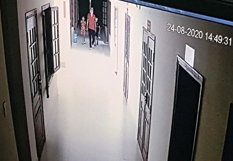 Hình ảnh Mạc Văn Hào đến trụ sở TAND tỉnh Bình Phước được camera ghi lại vào chiều 24/8.