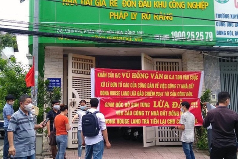 Người dân từng kéo lên trụ sở Công ty cổ phần bất động sản nhà đất Đồng Nai treo băng rôn có nội dung tô cáo công ty lừa đảo, đòi lại tiền. (Ảnh: Tuổi Trẻ).