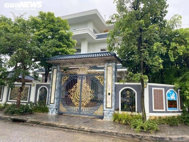 Căn biệt thự mang kiến trúc hiện đại, bên ngoài có gắn biển Hội Khoa học Kinh tế Việt Nam TTKT Việt Nam - châu Á - Thái Bình Dương VAPEC Việt - Mỹ. (Ảnh: VTC News).