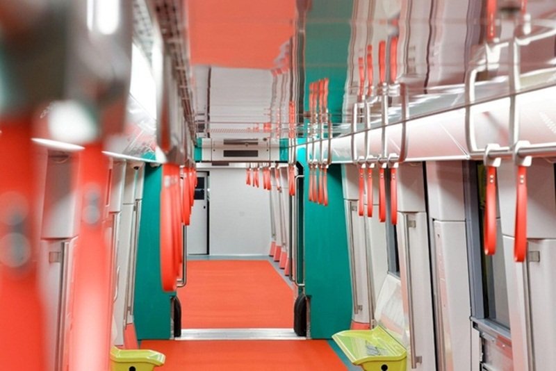 7. Đoàn tàu được trang bị đầy đủ các tiện nghi hiện đại theo tiêu chuẩn châu Âu; sử dụng sàn thấp tiện lợi cho hành khách lên xuống, nhất là những người mang hành lý nặng và người khuyết tật.