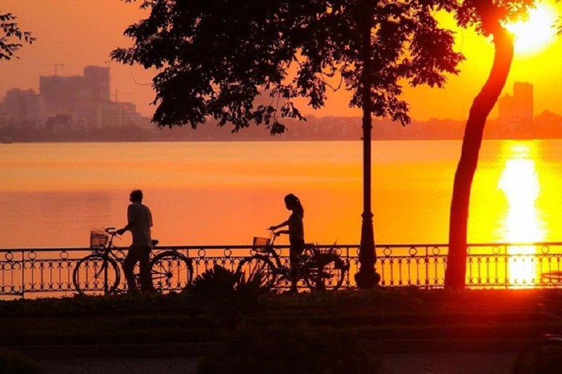 Hoàng hôn chiều thu ở Hồ Tây. (Ảnh: Zing.vn).