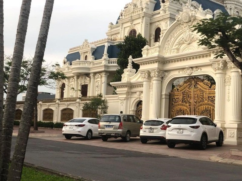 7. Các cánh cổng được sơn màu vàng, kiến trúc lâu đài với các cửa vòm theo phong cách Roman.