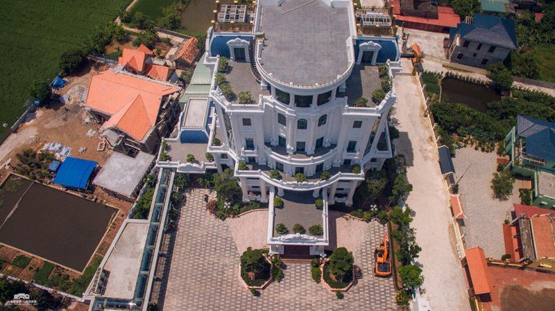 8. Tòa lâu đài thứ 2 của đại gia Ngô Văn Phát nằm ở quê hương Tiền Hải (Thái Bình). Toà lâu đài này cũng được xây dựng trên diện tích hàng nghìn m2, gồm 5 tầng nhà được xây dựng theo phong cách châu Âu đặc trưng, độc đáo với và sân đậu trực thăng trên mái
