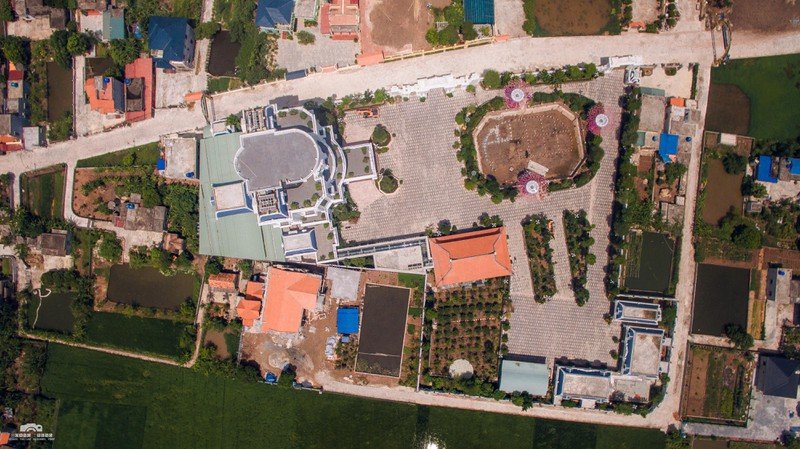 9. Khu đất rộng mênh mông trong tòa lâu đài.