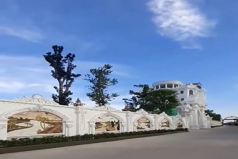 10. Tòa lâu đài hoành tráng này có dãy cổng dài hàng trăm mét. Phía trong khuôn viên là hồ nước rộng, hệ thống cây cảnh lâu năm giá trị cao.