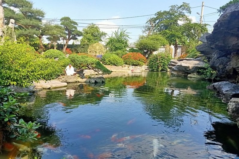 Có cả khu hồ cá Koi cảnh và những hòn non bộ. (Ảnh: FB).