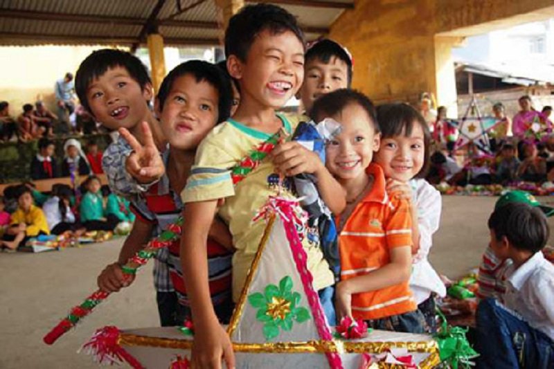 Tết Trung thu còn được hiểu là ngày phát quà cho trẻ em. (Ảnh: Sưu tầm).