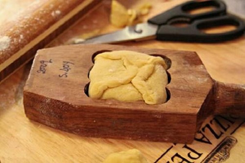 Khuôn tạo hình bánh được bán khá nhiều ở các tiệm hàng, siêu thị...