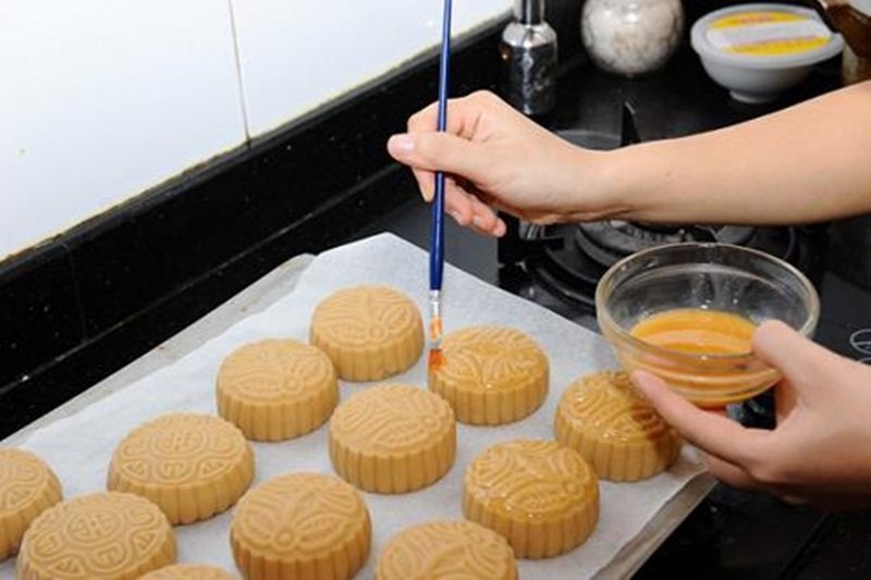 Phết tạo màu cho bánh.