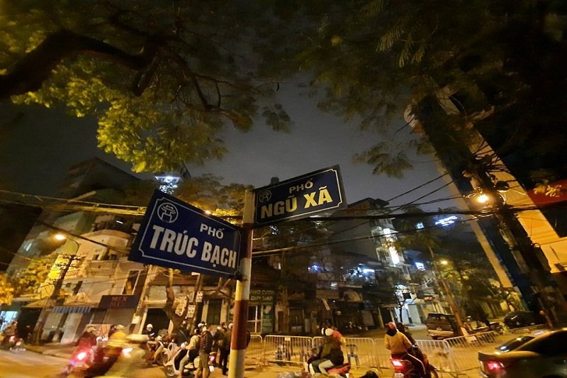Lực lượng chức năng trắng đêm phong tỏa con phố Trúc Bạch sau khi phát hiện bệnh nhân số 17, bệnh nhân nhiễm Covid-19 đầu tiên của TP.