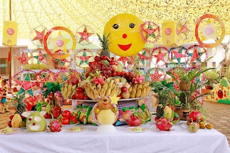 Một mâm cỗ Trung Thu cho các bé ở chung cư. (Ảnh: IT).