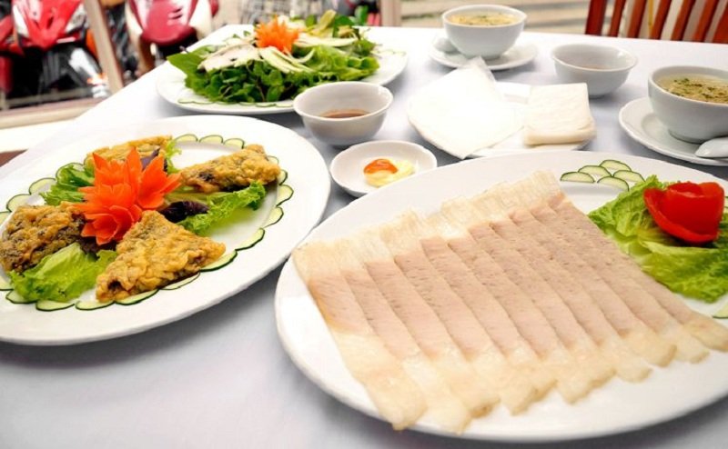 Bánh tráng cuốn thịt heo quán Mậu, 35 Đỗ Thúc Tịnh, bánh tráng Trần số 4 Lê Duẩn. (Ảnh: ST).