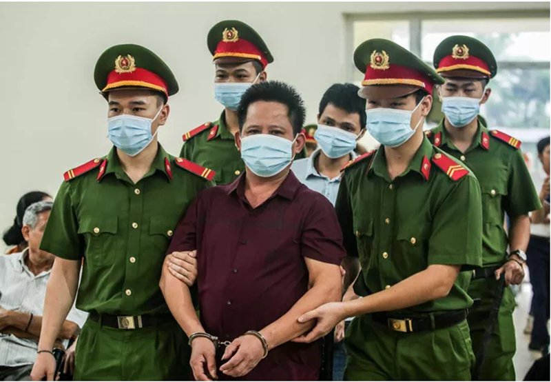 Nguyễn Văn Thiện - Chủ quán Nhắng nướng Hiền Thiện bắt cô gái quỳ xin lỗi sau khi bị bóc phốt thức ăn bẩn.
