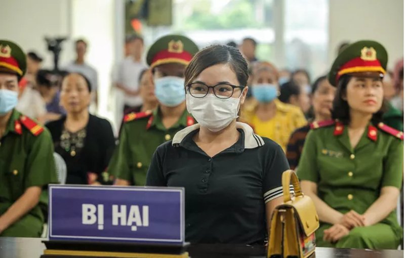 Chị Hiền (cô gái bị bắt quỳ xin lỗi) xin giảm nhẹ hình phạt cho chủ quán nướng.