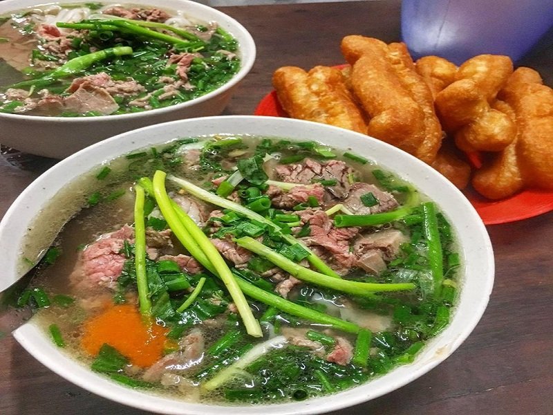 Thưởng thức tô phở giữa buổi sáng mùa thu Hà Nội là điều mà nhiều du khách ao ước. (Ảnh: ST).
