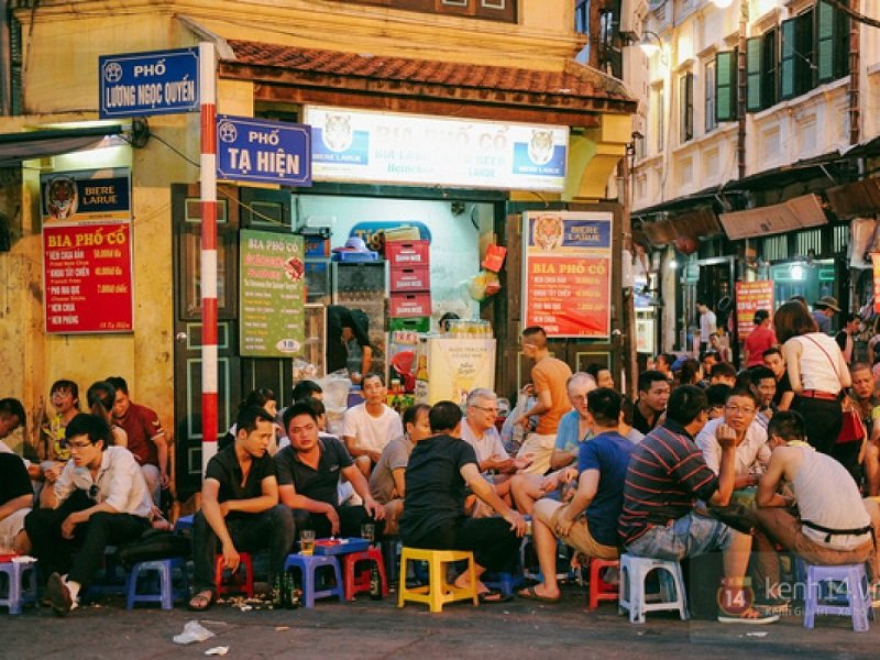 Phố ăn vặt Tạ Hiện vào buổi tối. (Ảnh: Kênh 14).