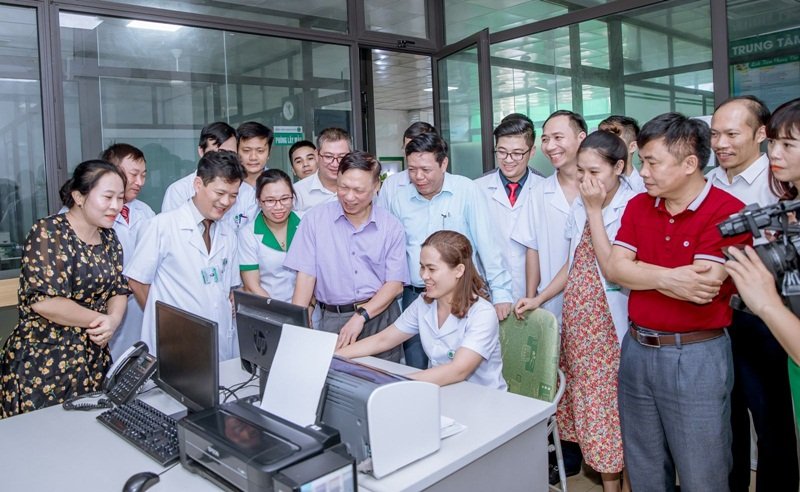 Đoàn thẩm định khảo sát nhóm tiêu chí hệ thống quản lý thông tin xét nghiệm (LIS).